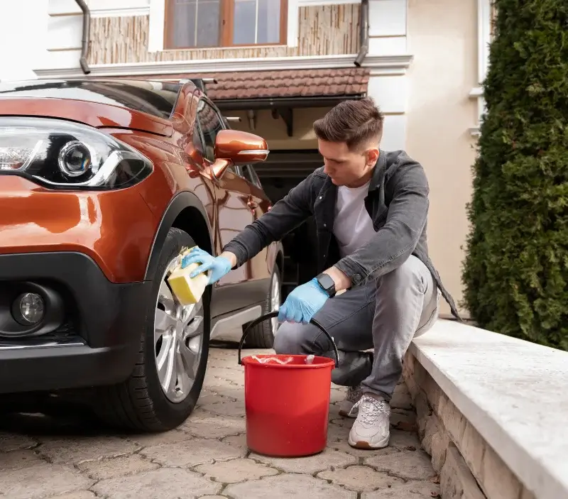Lavage auto à domicile Montrozier : professionnel intervenant sur un véhicule